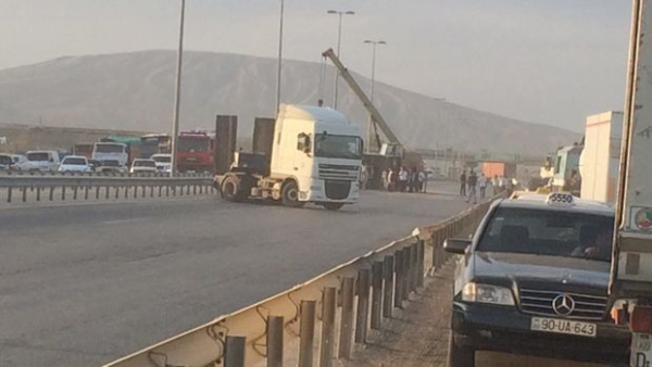 Yük maşını aşdı, Ələt yolu bağlandı 